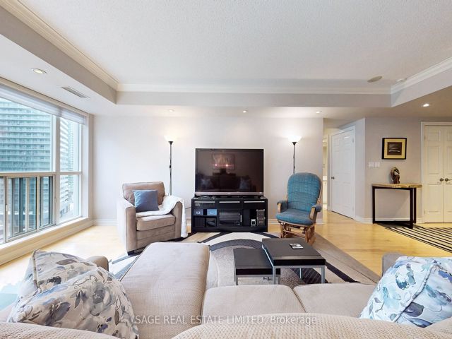 1114 - 270 Wellington St W