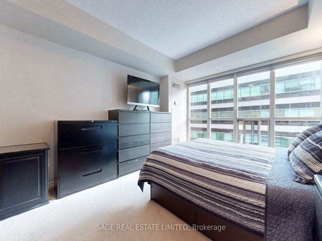 1114 - 270 Wellington St W