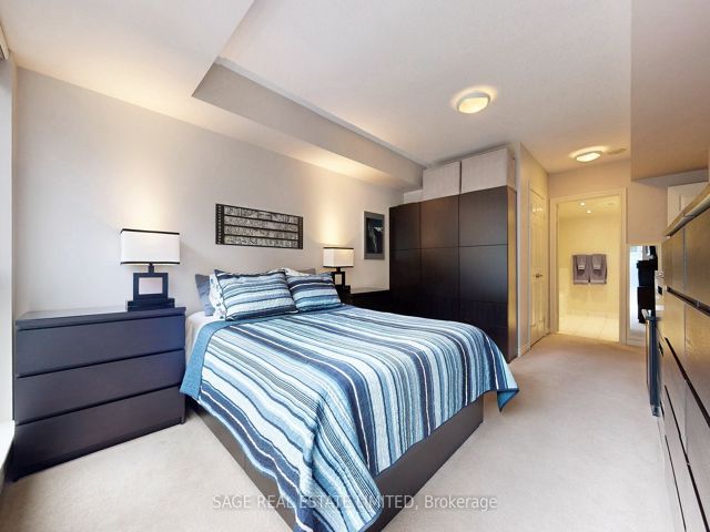 1114 - 270 Wellington St W