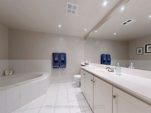 1114 - 270 Wellington St W