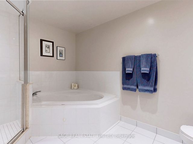 1114 - 270 Wellington St W