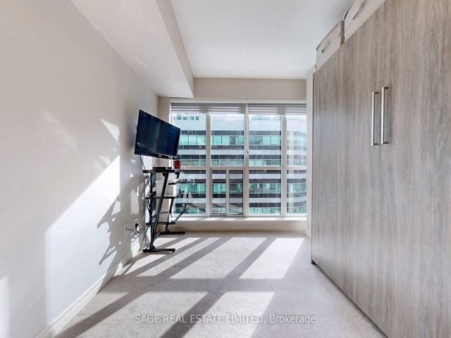 1114 - 270 Wellington St W