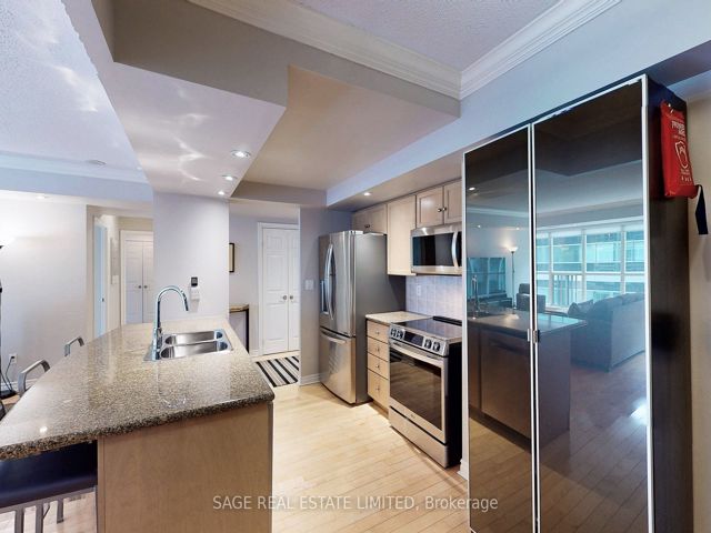 1114 - 270 Wellington St W