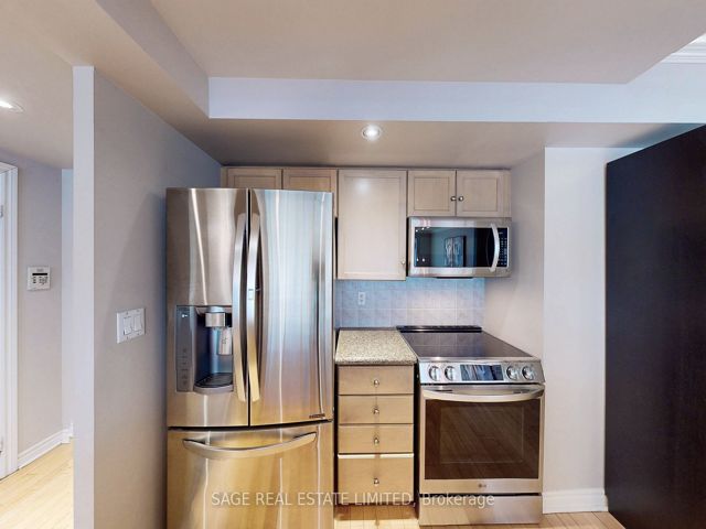 1114 - 270 Wellington St W