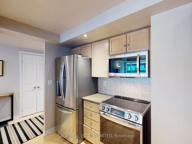 1114 - 270 Wellington St W