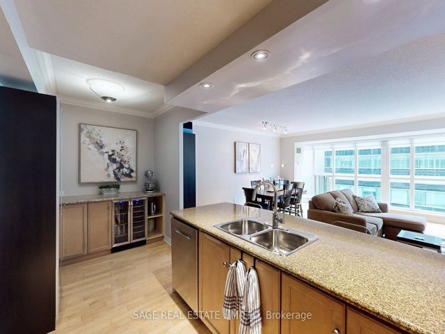 1114 - 270 Wellington St W