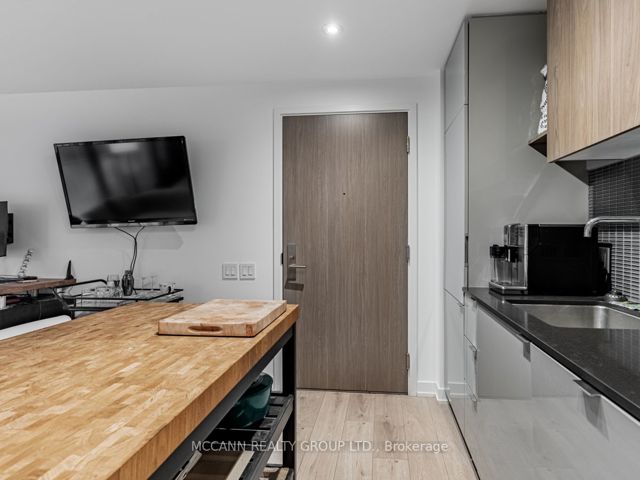 332 - 161 Roehampton Ave