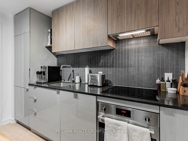 332 - 161 Roehampton Ave