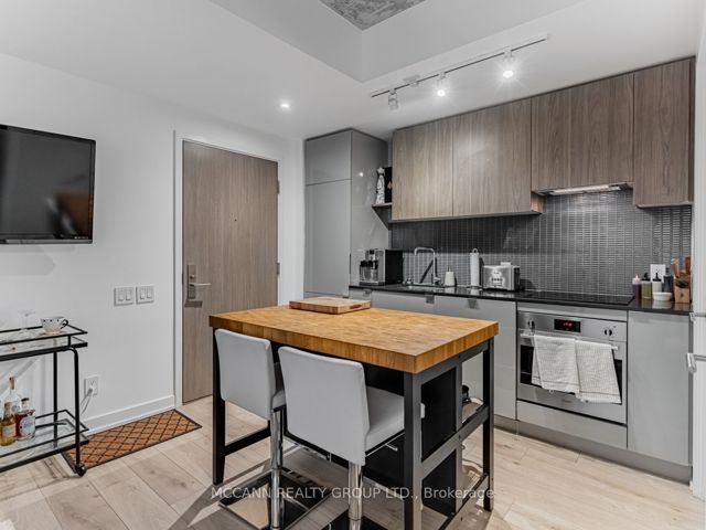 332 - 161 Roehampton Ave