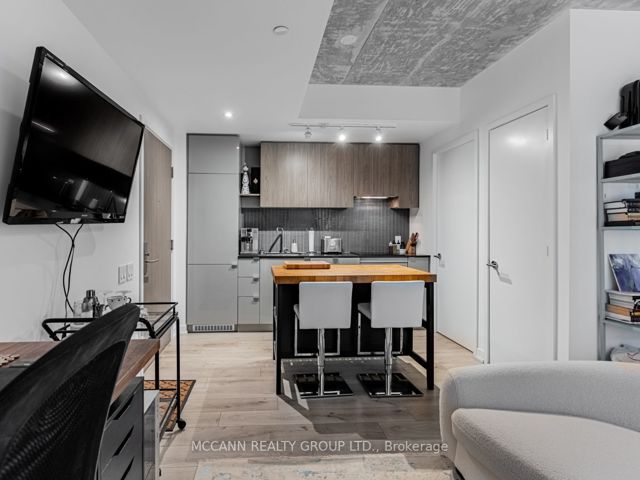 332 - 161 Roehampton Ave