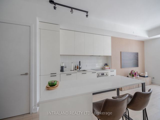 606 - 1181 Queen St W