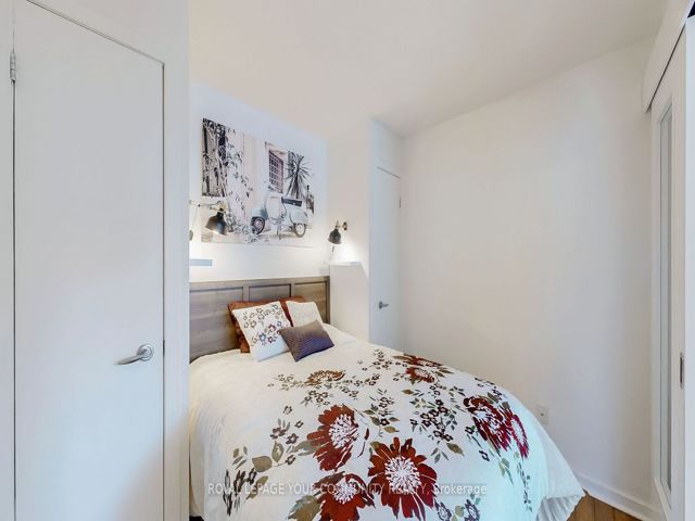 1813 - 208 Queens Quay W