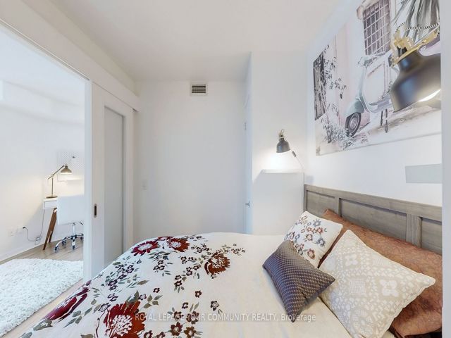 1813 - 208 Queens Quay W