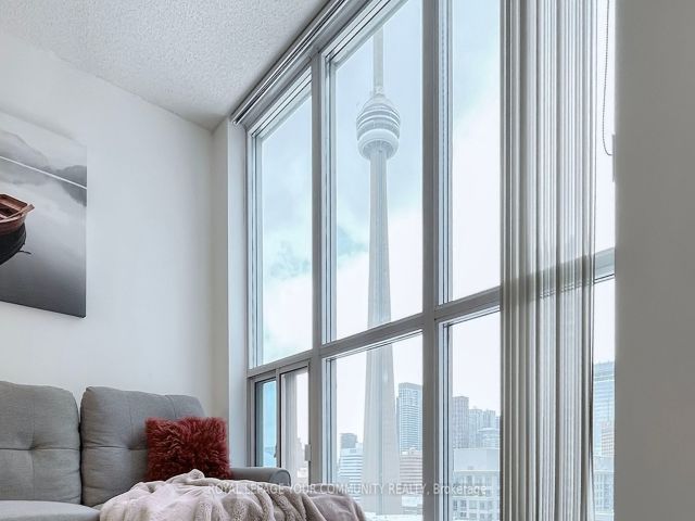 1813 - 208 Queens Quay W