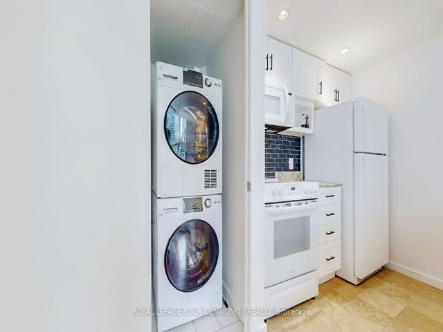 1813 - 208 Queens Quay W