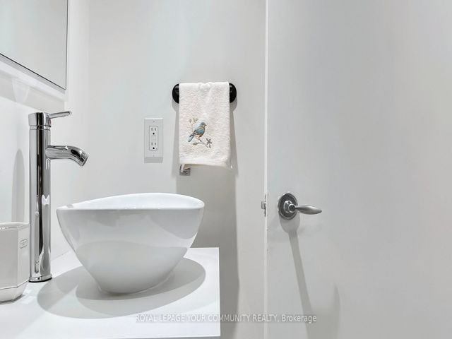 1813 - 208 Queens Quay W