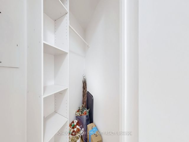 1813 - 208 Queens Quay W
