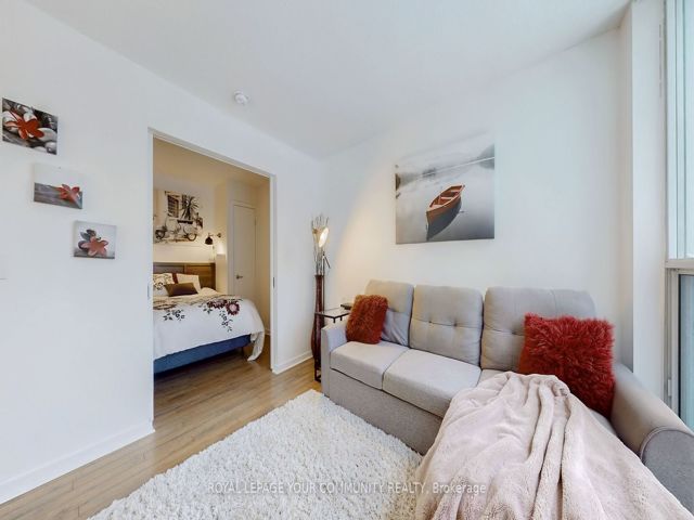 1813 - 208 Queens Quay W