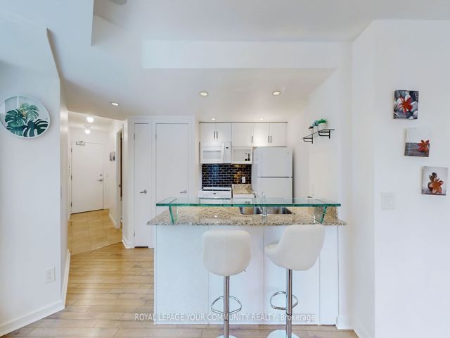 1813 - 208 Queens Quay W