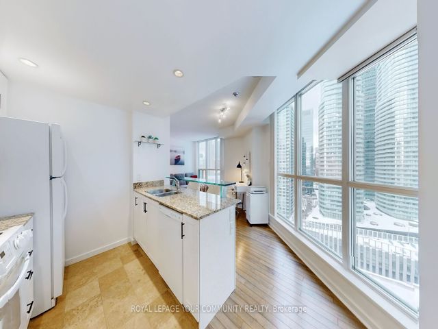 1813 - 208 Queens Quay W