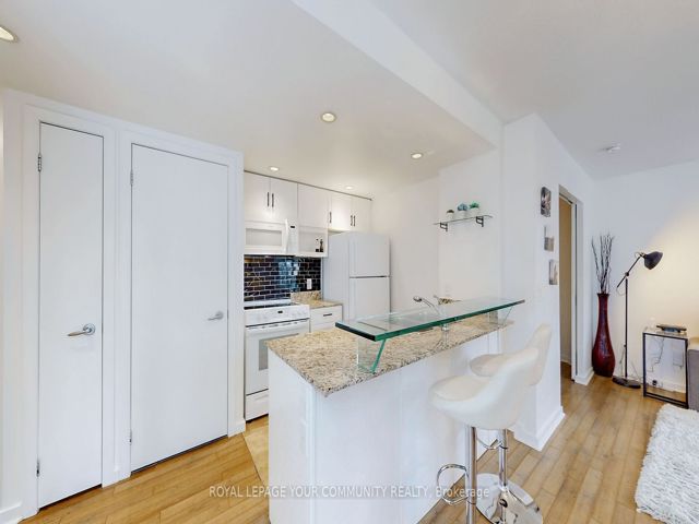 1813 - 208 Queens Quay W