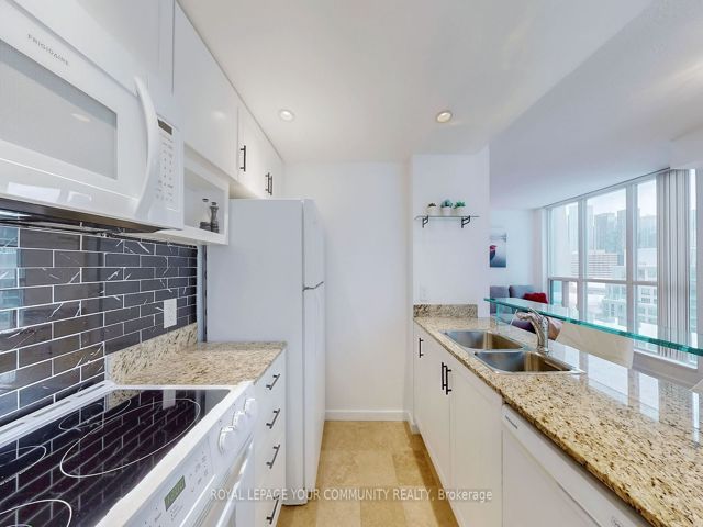 1813 - 208 Queens Quay W