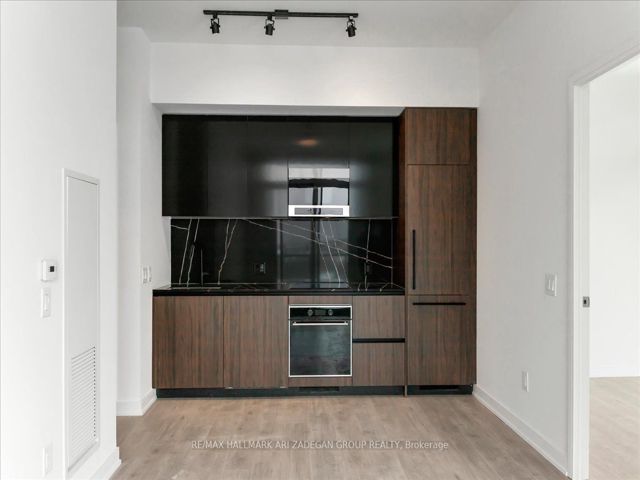 905 - 425 Front St E