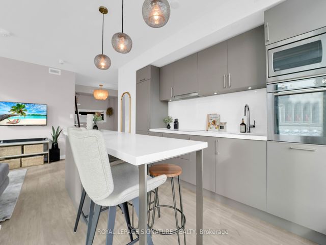 406 - 27 Bathurst St