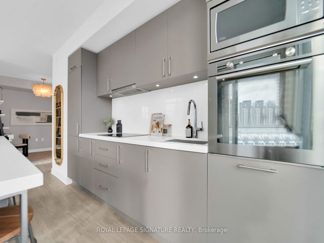 406 - 27 Bathurst St