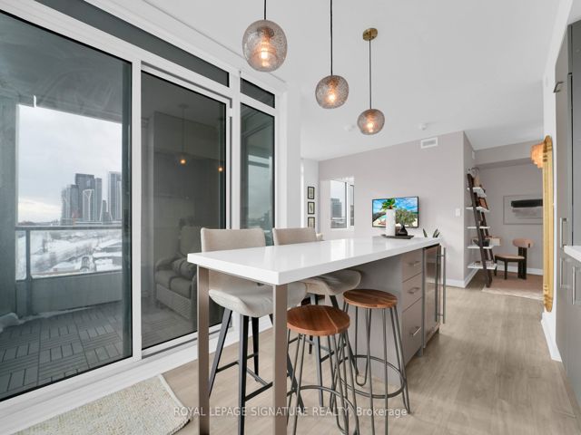 406 - 27 Bathurst St