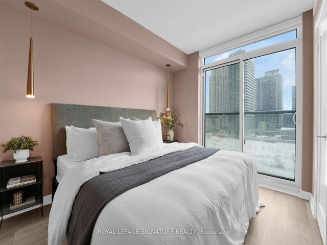 406 - 27 Bathurst St