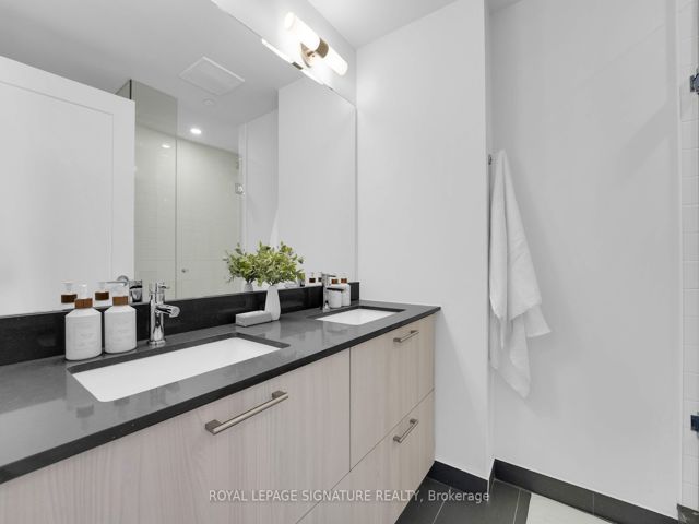 406 - 27 Bathurst St