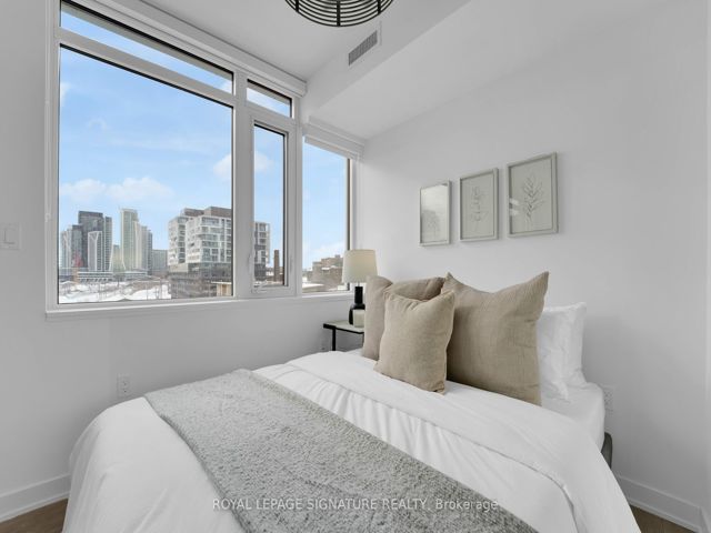 406 - 27 Bathurst St