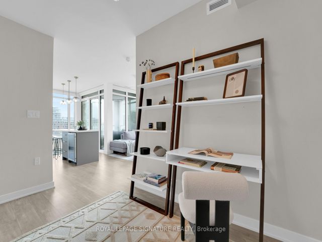 406 - 27 Bathurst St