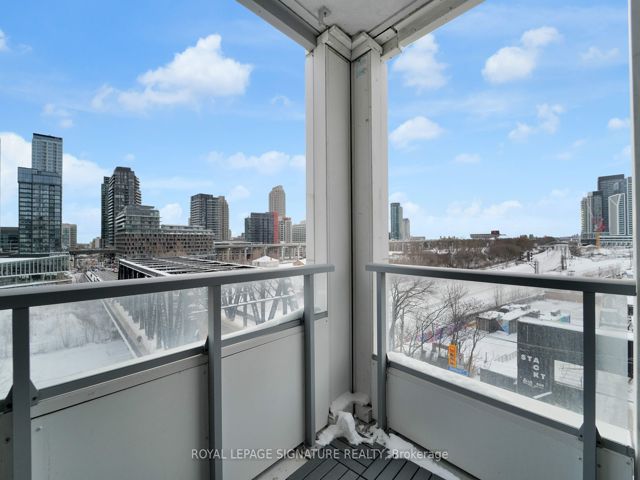 406 - 27 Bathurst St