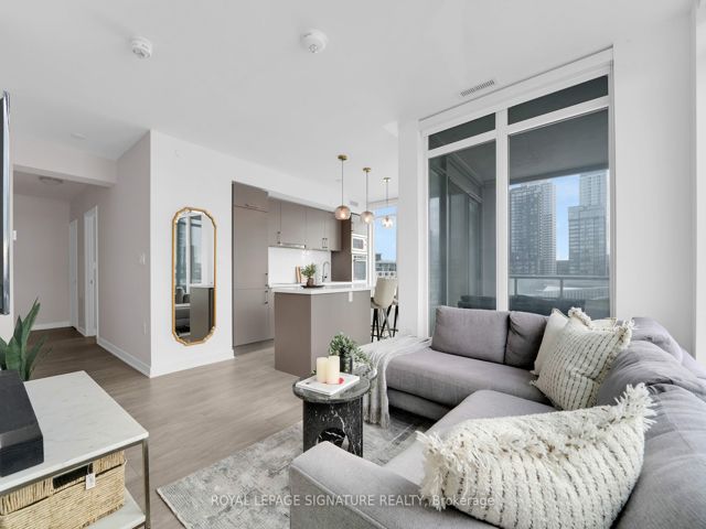 406 - 27 Bathurst St