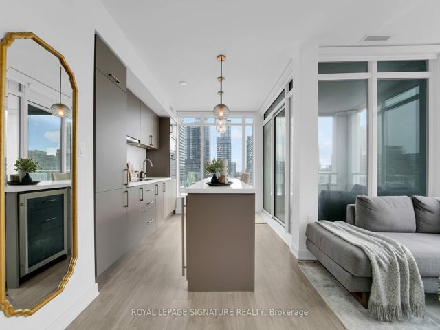 406 - 27 Bathurst St