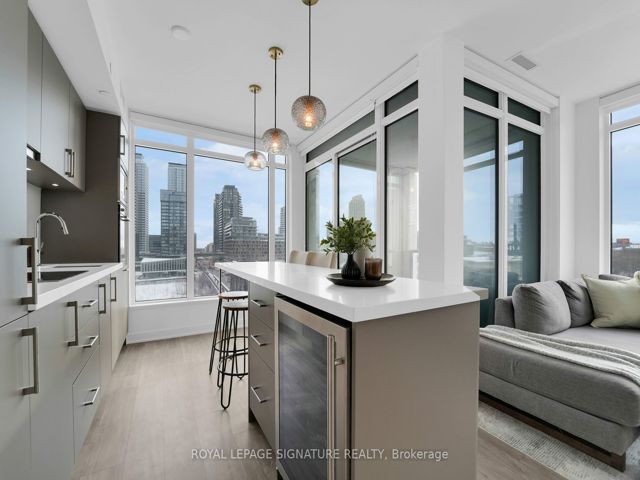 406 - 27 Bathurst St