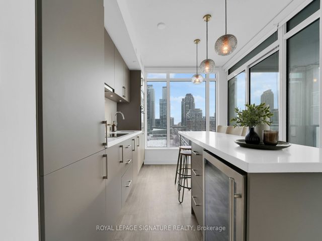 406 - 27 Bathurst St