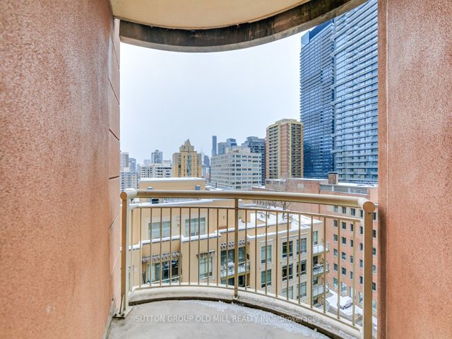 1109 - 100 Hayden St