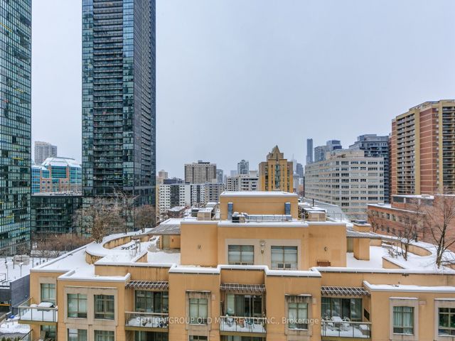 1109 - 100 Hayden St