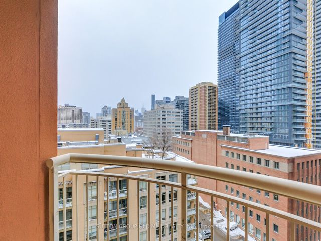 1109 - 100 Hayden St