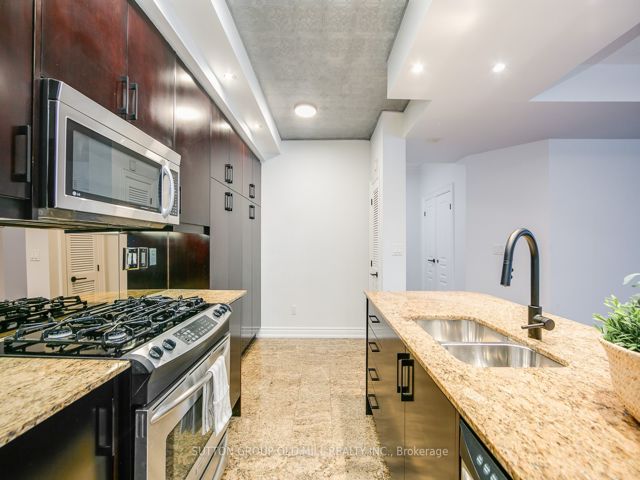 1109 - 100 Hayden St
