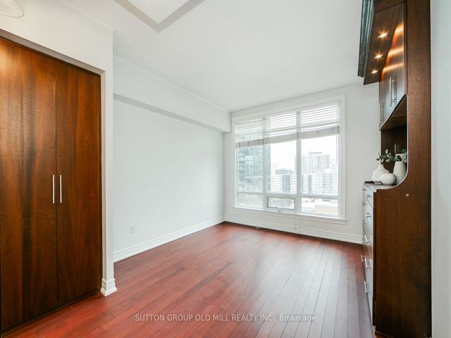 1109 - 100 Hayden St