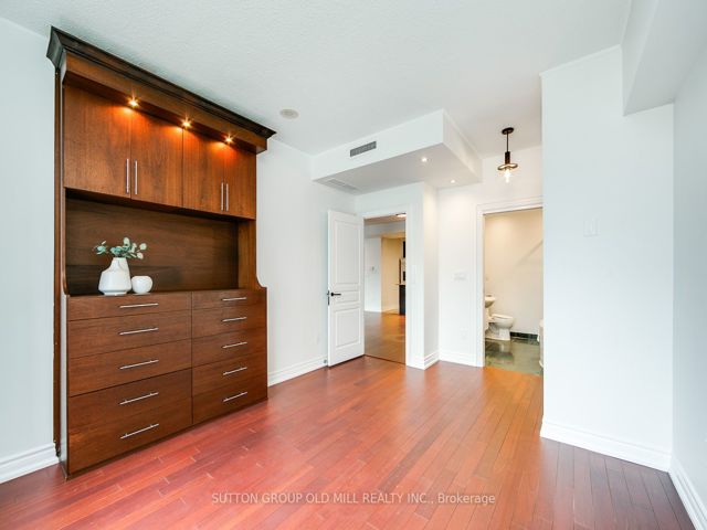 1109 - 100 Hayden St