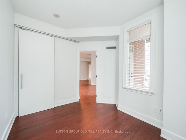 1109 - 100 Hayden St