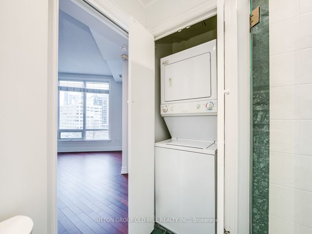 1109 - 100 Hayden St
