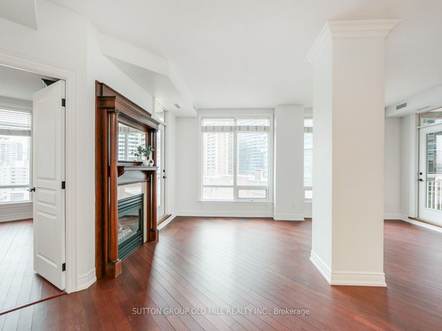 1109 - 100 Hayden St