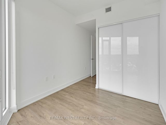 2102 - 575 Bloor St