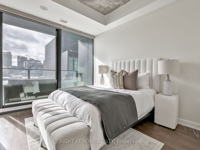 1029 - 629 King St W